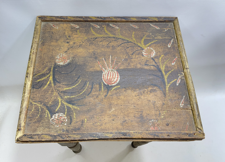 OSMANLI DÖNEMİ ÜZERİ KÖK BOYALI VE HAŞHAŞ BAŞI GÖRSELLİ KAHVECİ MASASI