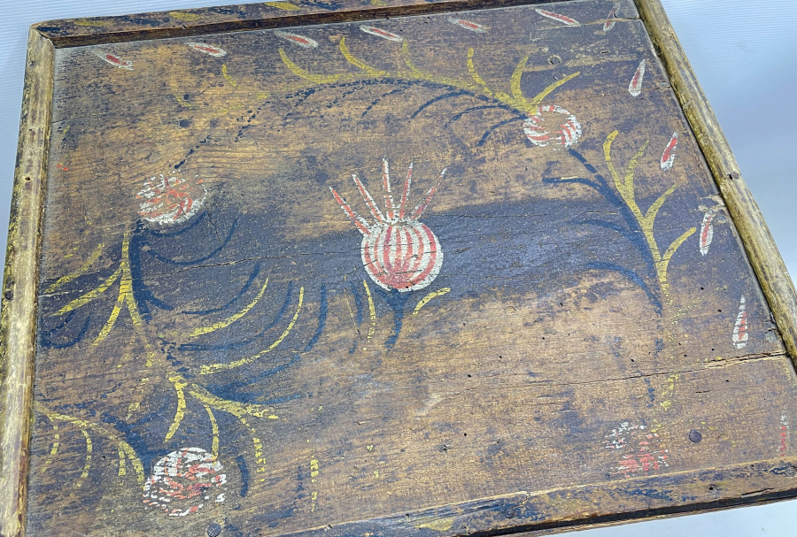 OSMANLI DÖNEMİ ÜZERİ KÖK BOYALI VE HAŞHAŞ BAŞI GÖRSELLİ KAHVECİ MASASI