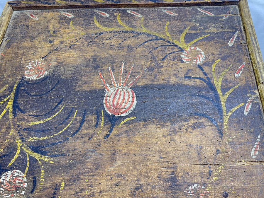 OSMANLI DÖNEMİ ÜZERİ KÖK BOYALI VE HAŞHAŞ BAŞI GÖRSELLİ KAHVECİ MASASI