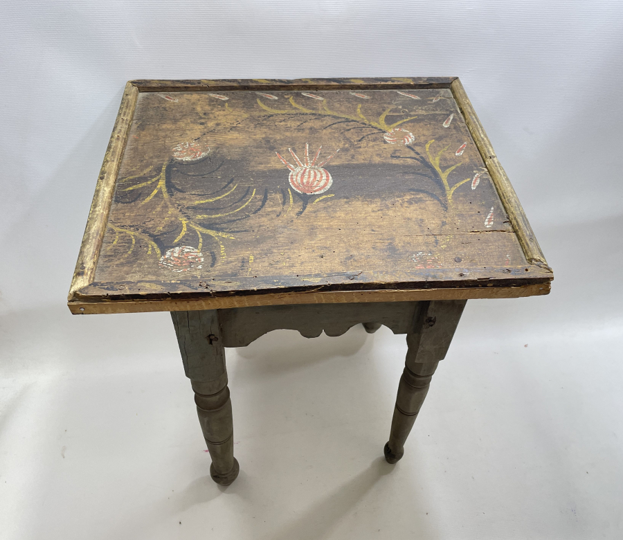 OSMANLI DÖNEMİ ÜZERİ KÖK BOYALI VE HAŞHAŞ BAŞI GÖRSELLİ KAHVECİ MASASI