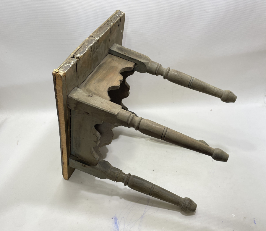 OSMANLI DÖNEMİ ÜZERİ KÖK BOYALI VE HAŞHAŞ BAŞI GÖRSELLİ KAHVECİ MASASI