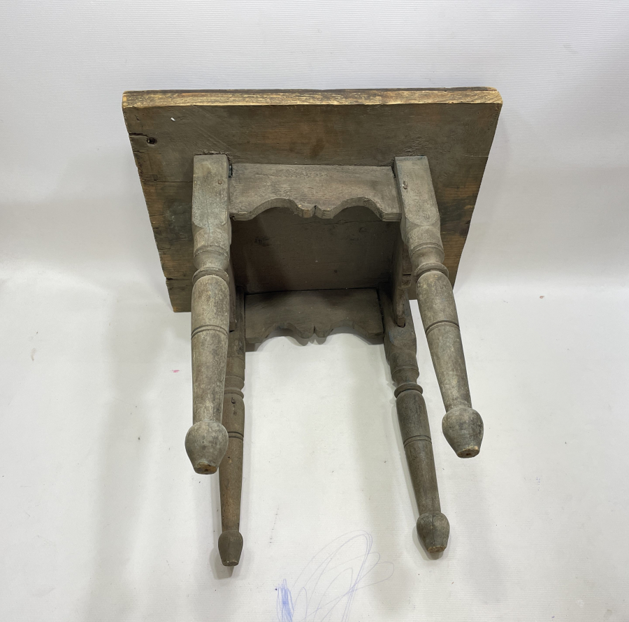 OSMANLI DÖNEMİ ÜZERİ KÖK BOYALI VE HAŞHAŞ BAŞI GÖRSELLİ KAHVECİ MASASI