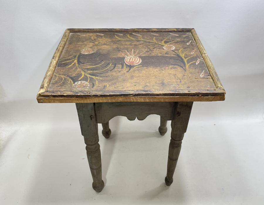 OSMANLI DÖNEMİ ÜZERİ KÖK BOYALI VE HAŞHAŞ BAŞI GÖRSELLİ KAHVECİ MASASI