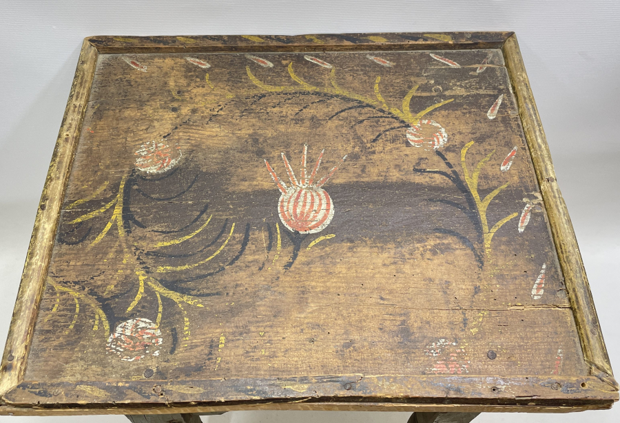 OSMANLI DÖNEMİ ÜZERİ KÖK BOYALI VE HAŞHAŞ BAŞI GÖRSELLİ KAHVECİ MASASI