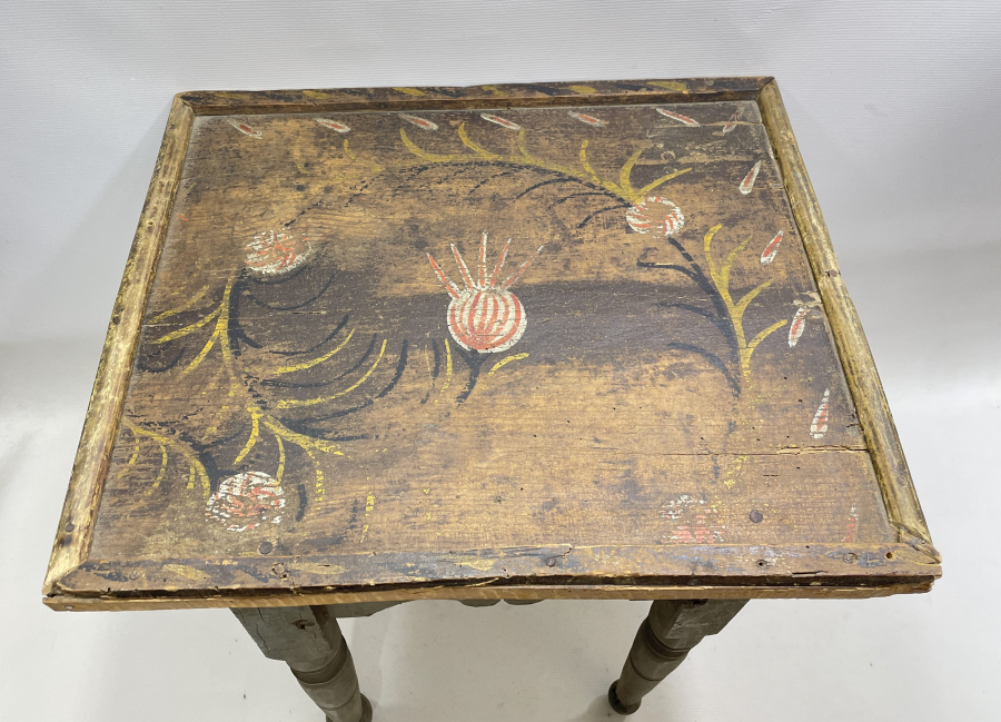 OSMANLI DÖNEMİ ÜZERİ KÖK BOYALI VE HAŞHAŞ BAŞI GÖRSELLİ KAHVECİ MASASI