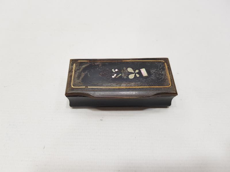 OSMANLI DÖNEMİ ÜZERİ SEDEF İŞÇİLİKLİ BOYNUZ ENFİYE KUTUSU