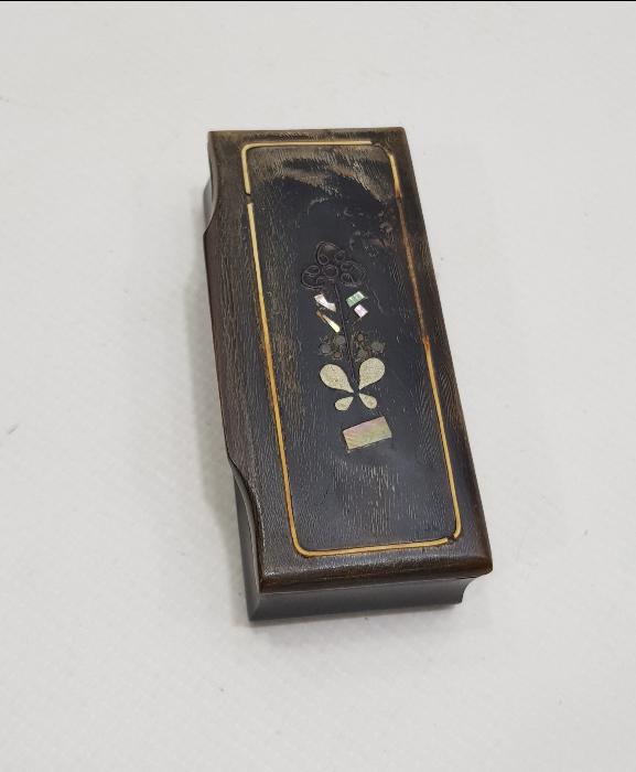 OSMANLI DÖNEMİ ÜZERİ SEDEF İŞÇİLİKLİ BOYNUZ ENFİYE KUTUSU