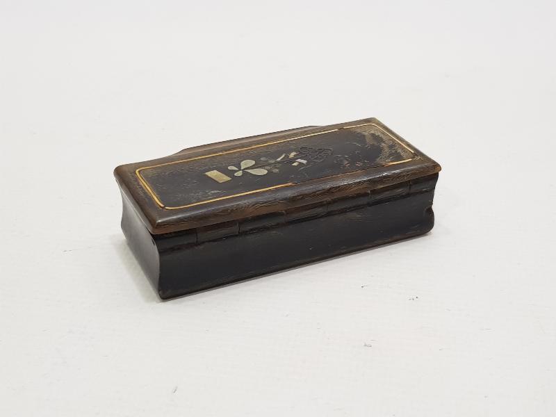 OSMANLI DÖNEMİ ÜZERİ SEDEF İŞÇİLİKLİ BOYNUZ ENFİYE KUTUSU