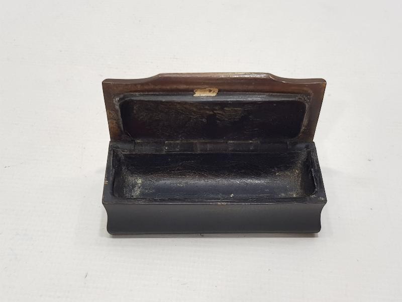 OSMANLI DÖNEMİ ÜZERİ SEDEF İŞÇİLİKLİ BOYNUZ ENFİYE KUTUSU