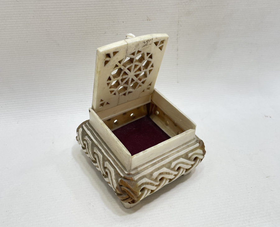 TAMAMI EL YAPIMI KEMİK VE KUKADAN MAMUL ANTİKA TESPİH KUTUSU