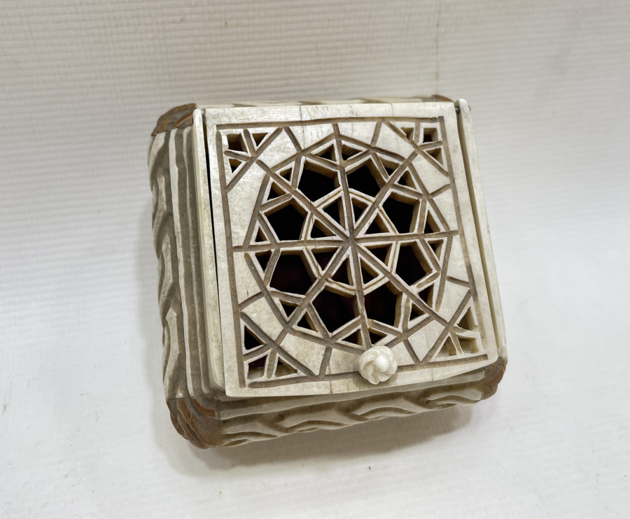 TAMAMI EL YAPIMI KEMİK VE KUKADAN MAMUL ANTİKA TESPİH KUTUSU