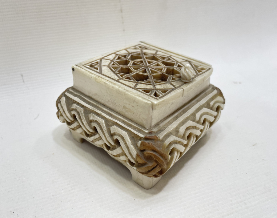 TAMAMI EL YAPIMI KEMİK VE KUKADAN MAMUL ANTİKA TESPİH KUTUSU