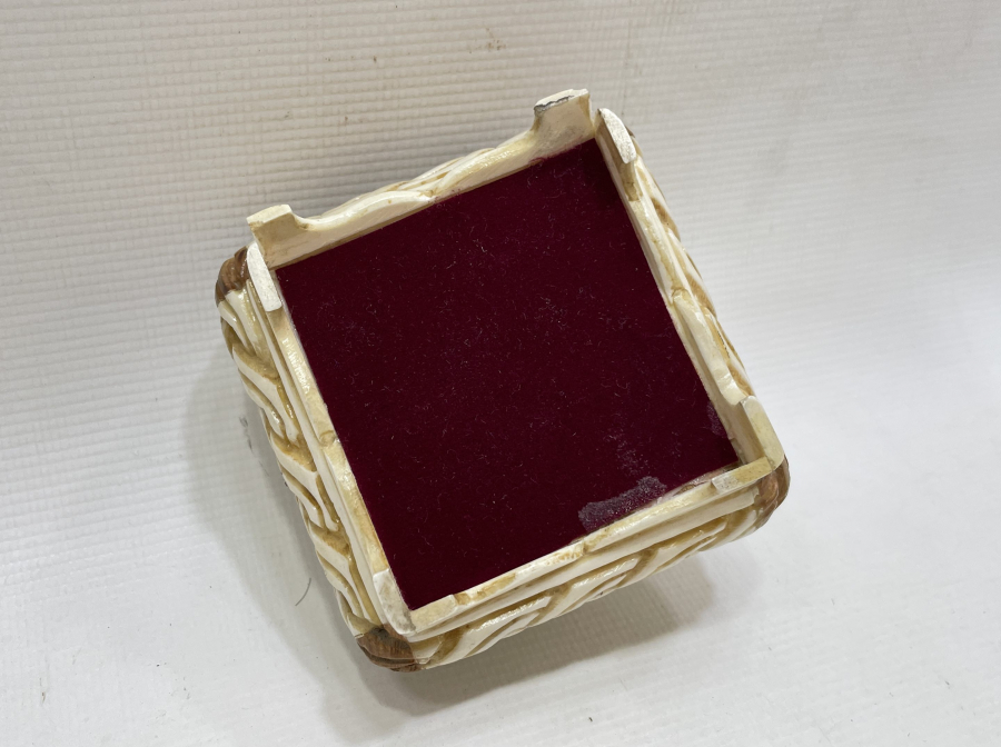 TAMAMI EL YAPIMI KEMİK VE KUKADAN MAMUL ANTİKA TESPİH KUTUSU