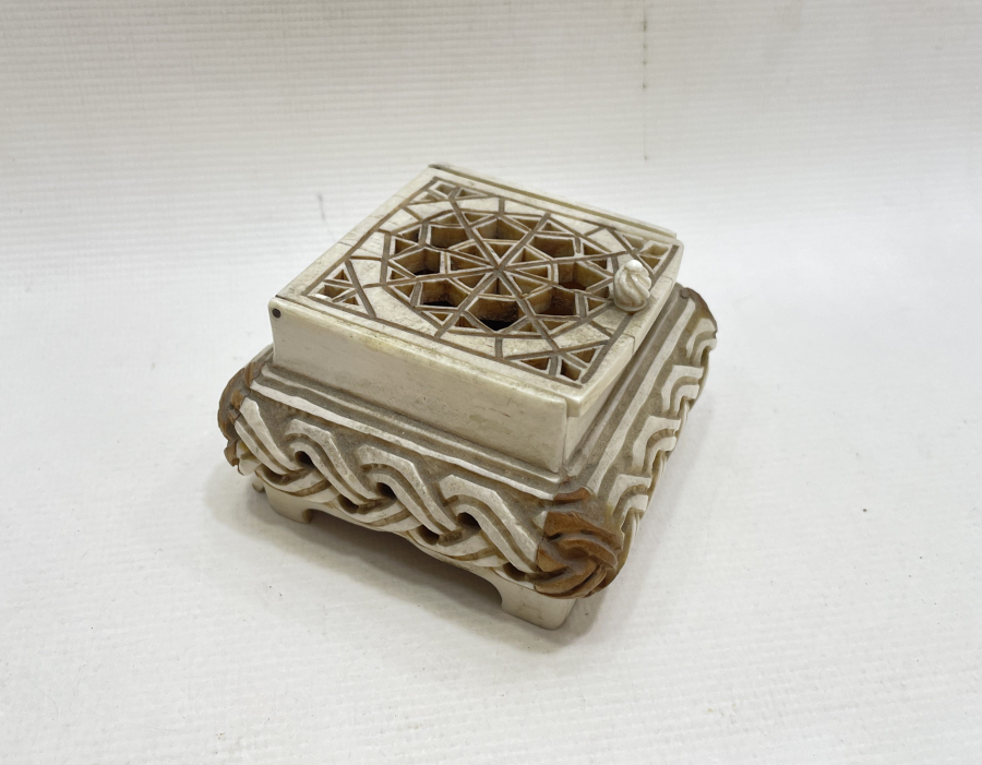 TAMAMI EL YAPIMI KEMİK VE KUKADAN MAMUL ANTİKA TESPİH KUTUSU