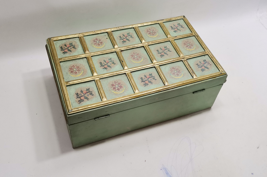 ÜZERİ AY YILDIZLI BÜYÜK BOY EL BOYAMA AHŞAP KUTU