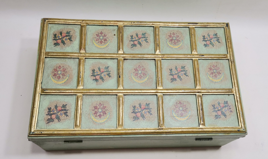 ÜZERİ AY YILDIZLI BÜYÜK BOY EL BOYAMA AHŞAP KUTU