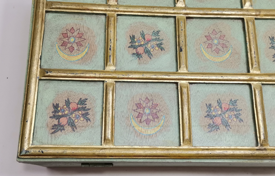 ÜZERİ AY YILDIZLI BÜYÜK BOY EL BOYAMA AHŞAP KUTU