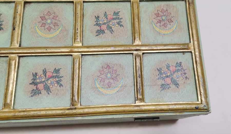 ÜZERİ AY YILDIZLI BÜYÜK BOY EL BOYAMA AHŞAP KUTU