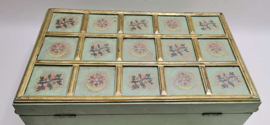 ÜZERİ AY YILDIZLI BÜYÜK BOY EL BOYAMA AHŞAP KUTU