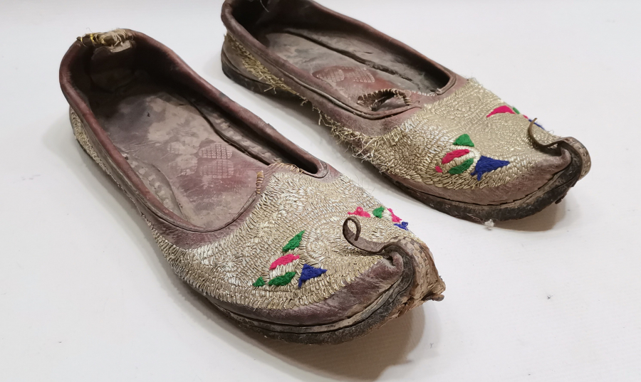 DERİ ÜZERİ GÜMÜŞ SIRMA İŞÇİLİKLİ GELİN ÇARIĞI