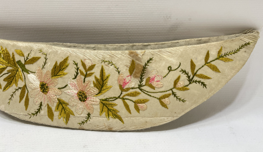 HİLAL FORMUNDA YAPILMIŞ OSMANLI DÖNEMİ İPEK İĞNEDAN