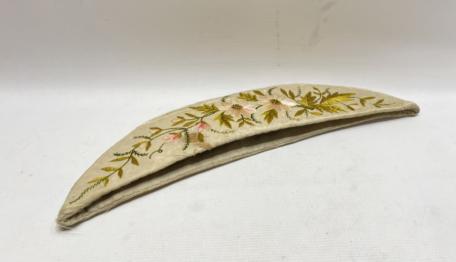 HİLAL FORMUNDA YAPILMIŞ OSMANLI DÖNEMİ İPEK İĞNEDAN