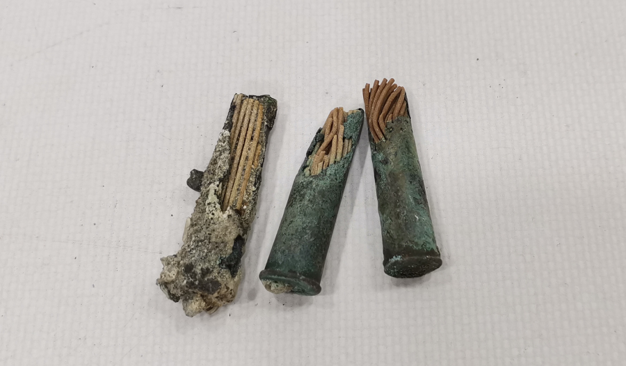 İÇİNDE FİTİL BARUTLARI BULUNAN CEPHEDE İMAL EDİLMİŞ NADİR İNGİLİZ MAVZER MERMİSİ KOVANLARI