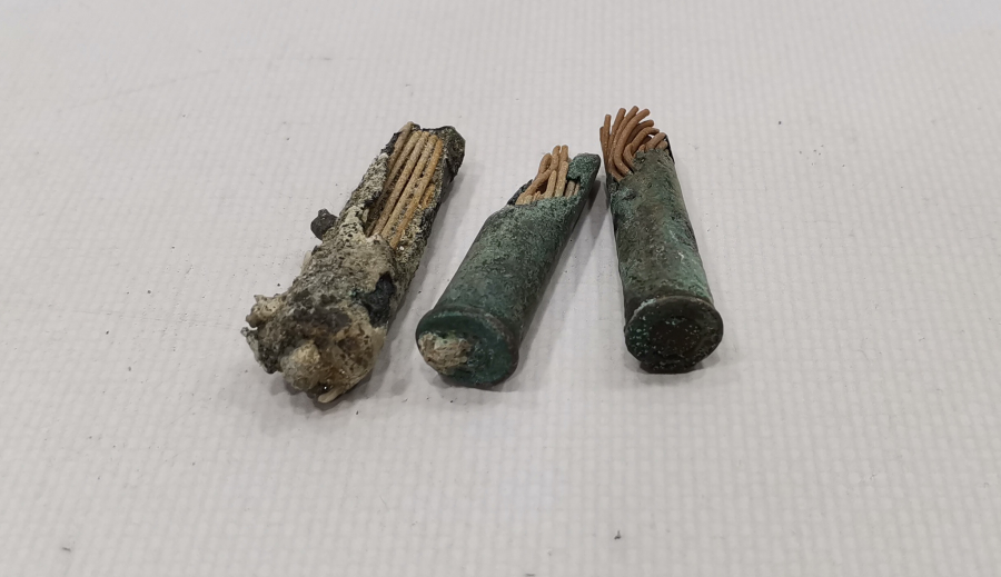 İÇİNDE FİTİL BARUTLARI BULUNAN CEPHEDE İMAL EDİLMİŞ NADİR İNGİLİZ MAVZER MERMİSİ KOVANLARI