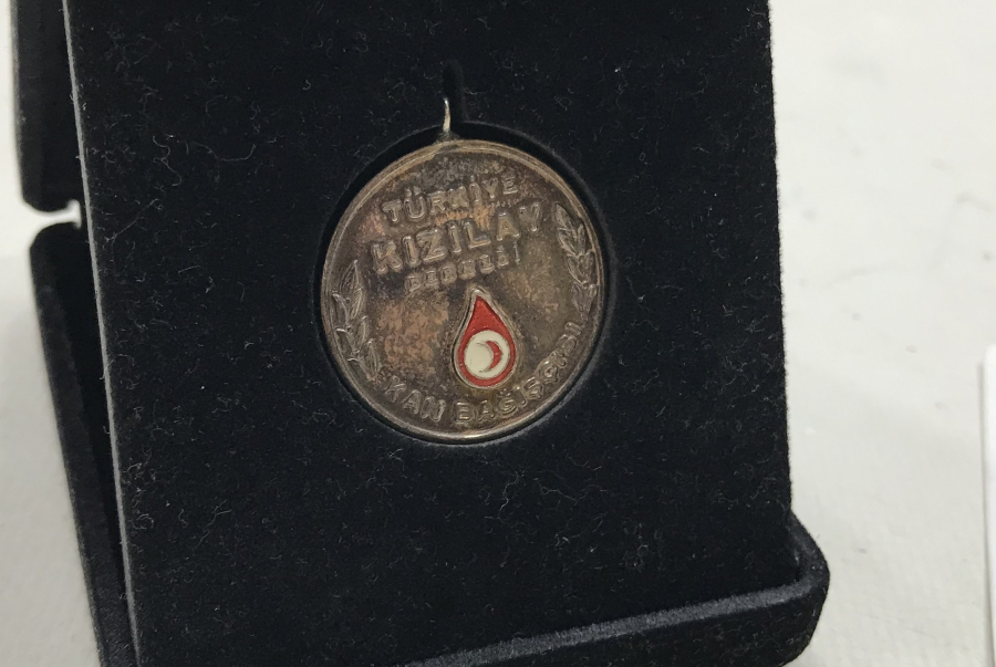 ORJİNAL KUTUSUNDA GÜMÜŞ KIZILAY KAN BAĞIŞÇISI MADALYA