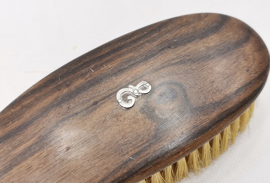 ÜZERİNDE GÜMÜŞ İNİSİYAL BULUNAN OSMANLI DÖNEMİ ELBİSE FIRÇASI