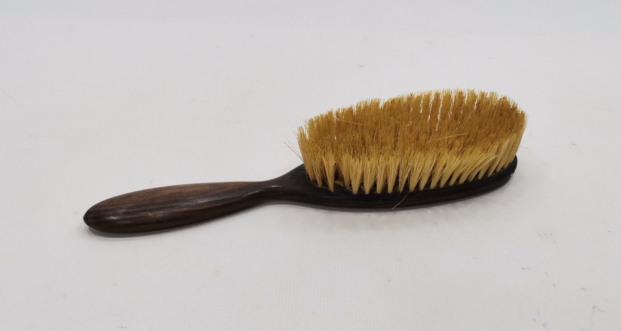 ÜZERİNDE GÜMÜŞ İNİSİYAL BULUNAN OSMANLI DÖNEMİ ELBİSE FIRÇASI