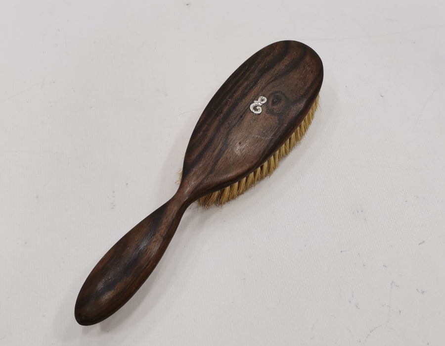 ÜZERİNDE GÜMÜŞ İNİSİYAL BULUNAN OSMANLI DÖNEMİ ELBİSE FIRÇASI