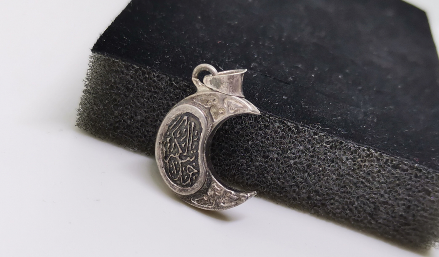 İÇİNDE DUASI İLE HİLAL FORMUNDA GÜMÜŞ CEVŞEN-İ KEBİR