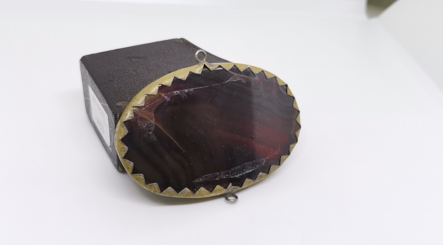 ÜZERİNDE NAZAR AYETİ BULUNAN AKİK ÜZERİ EL KAZIMA KOLYE