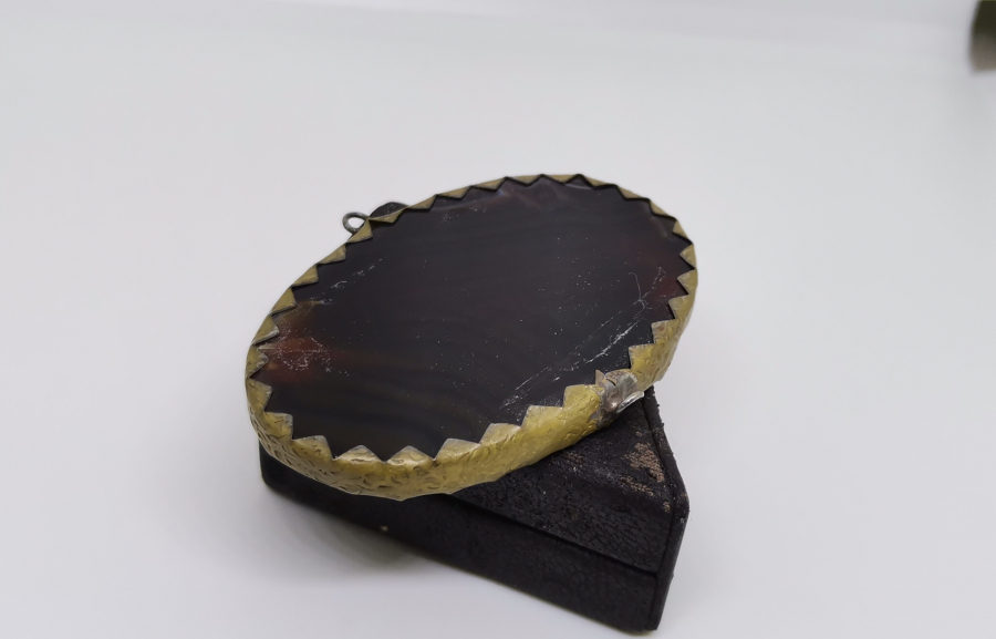 ÜZERİNDE NAZAR AYETİ BULUNAN AKİK ÜZERİ EL KAZIMA KOLYE