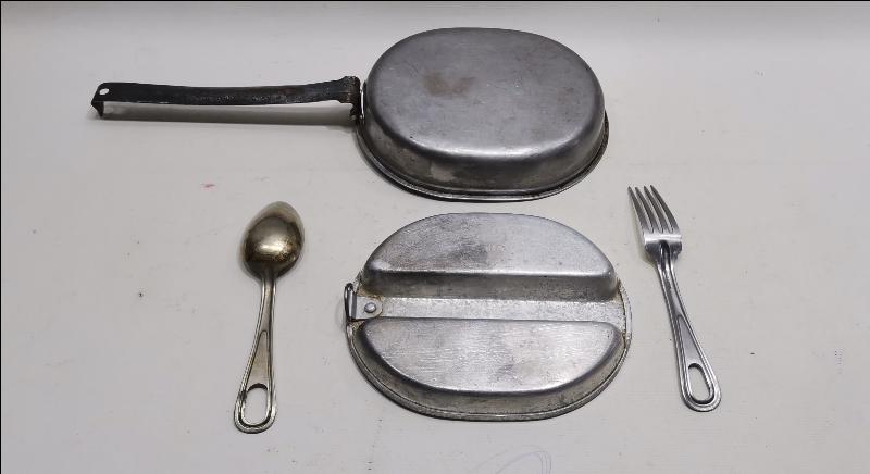 2. DÜNYA SAVAŞI DÖNEMİ 1945 TARİHLİ ASKERİ YEMEK SETİ 