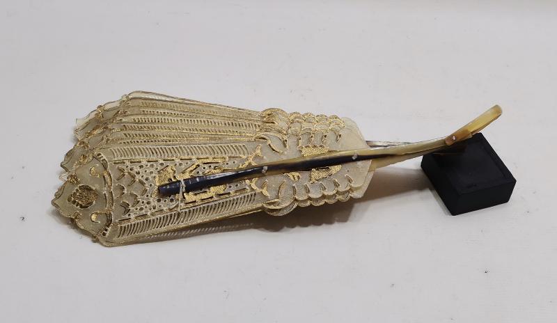 KOMPLE BOYNUZDAN MAMÜL ANTİKA YELPAZE