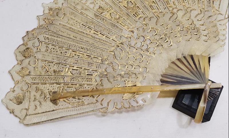 KOMPLE BOYNUZDAN MAMÜL ANTİKA YELPAZE