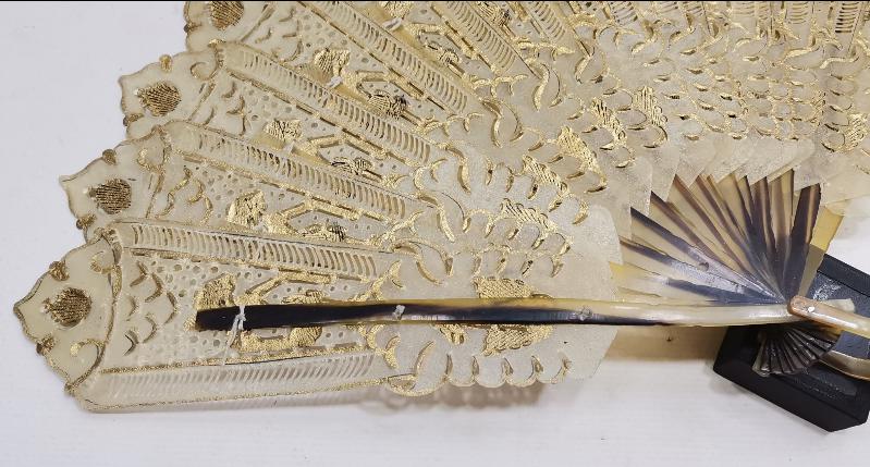 KOMPLE BOYNUZDAN MAMÜL ANTİKA YELPAZE