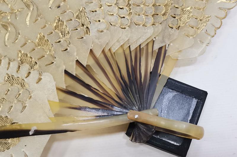 KOMPLE BOYNUZDAN MAMÜL ANTİKA YELPAZE