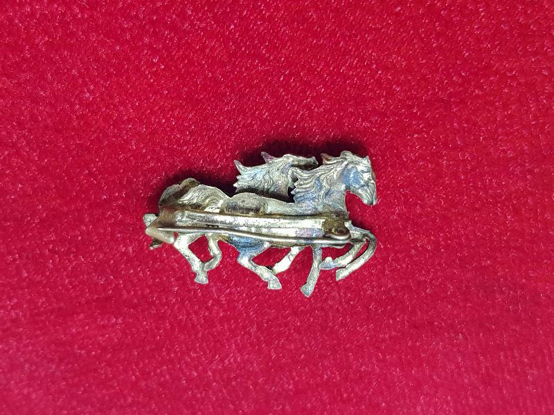 KOŞAN İKİ AT TEMALI ANTİKA BROŞ 