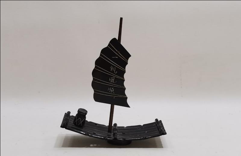 UZAKDOĞU İŞİ YELKENLİ FORMLU BOYNUZ MASA ÜSTÜ OBJESİ 