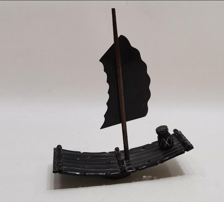 UZAKDOĞU İŞİ YELKENLİ FORMLU BOYNUZ MASA ÜSTÜ OBJESİ 