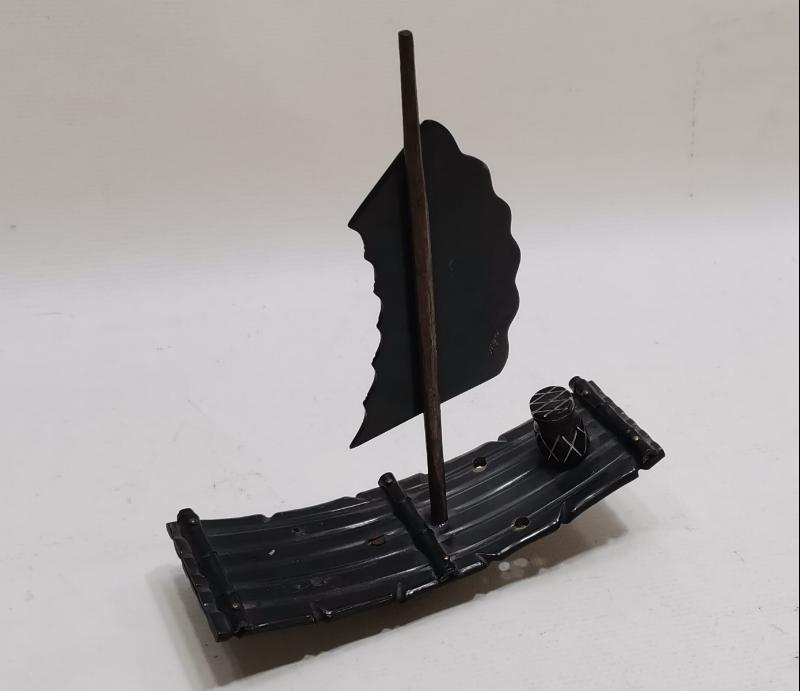 UZAKDOĞU İŞİ YELKENLİ FORMLU BOYNUZ MASA ÜSTÜ OBJESİ 