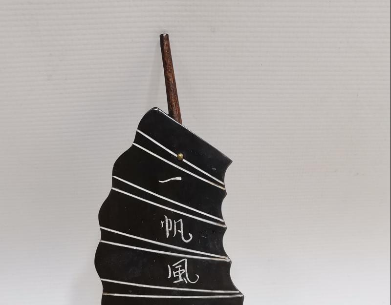 UZAKDOĞU İŞİ YELKENLİ FORMLU BOYNUZ MASA ÜSTÜ OBJESİ 