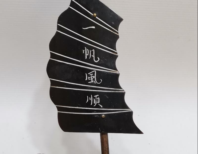 UZAKDOĞU İŞİ YELKENLİ FORMLU BOYNUZ MASA ÜSTÜ OBJESİ 