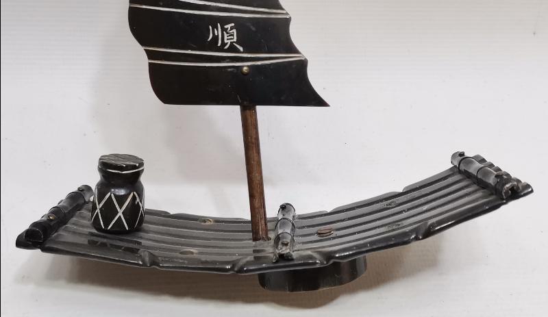 UZAKDOĞU İŞİ YELKENLİ FORMLU BOYNUZ MASA ÜSTÜ OBJESİ 