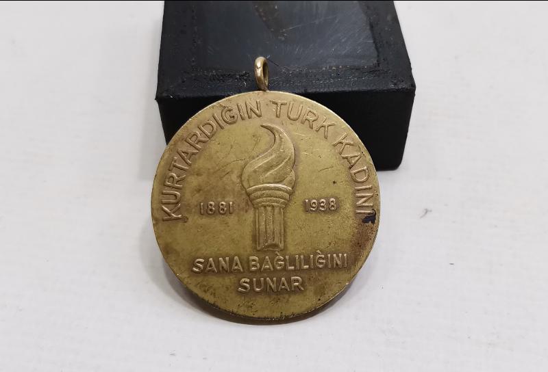 10 KASIM 1938 ATATÜRK, KURTARDIĞIN TÜRK KADINI SANA BAĞLILIĞINI SUNAR MADALYON