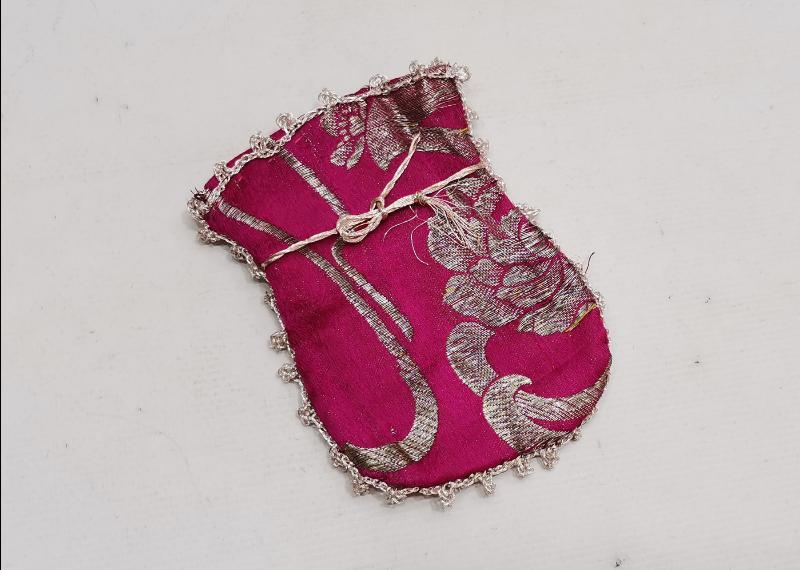 OSMANLI DÖNEMİ GÜMÜŞ SIRMA İŞLEMELİ İPEK ELMASİYE KESE