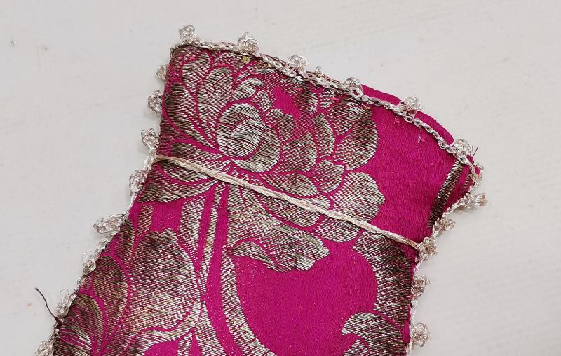 OSMANLI DÖNEMİ GÜMÜŞ SIRMA İŞLEMELİ İPEK ELMASİYE KESE